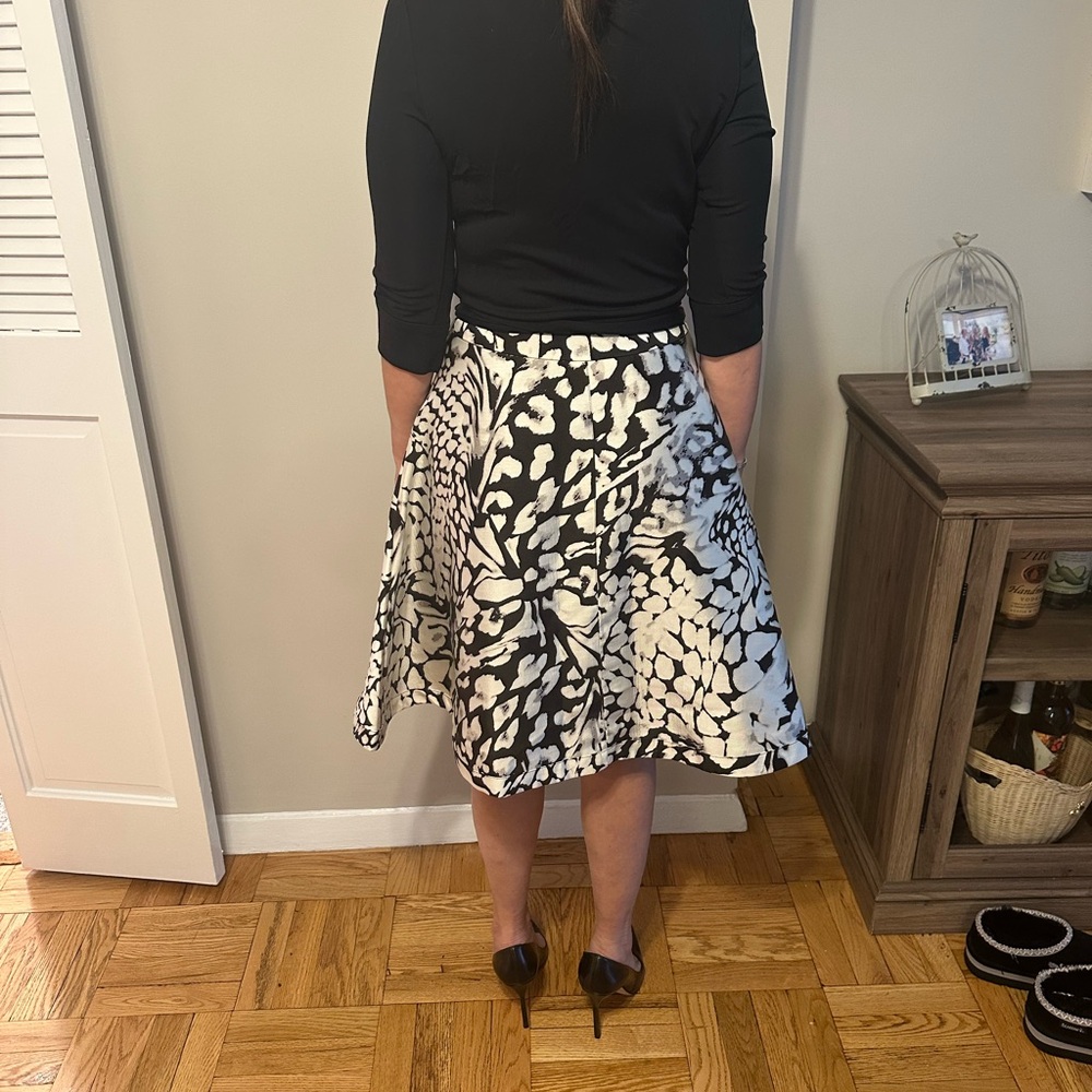 Elegant Black and White Diane von Furstenberg Classic Wrap Dress - Picture 4 of 6